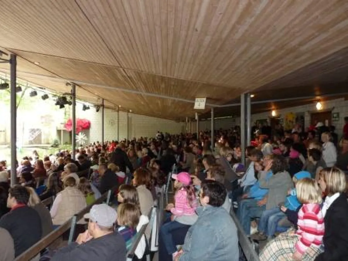 Ausverkaufte Vorstellung auf der Waldbühne. Bild: A.Speh, Waldbühne Sigmaringendorf