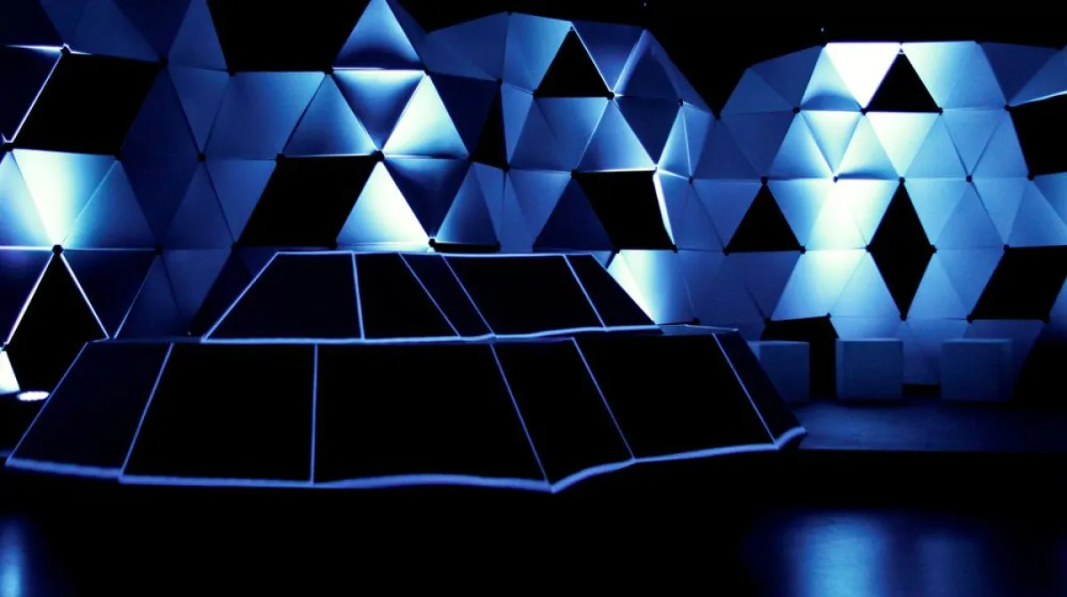 Polygonartiges Bühnenbild der Inszenierung 