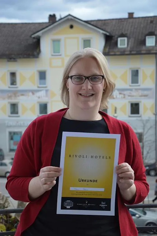 Mona Stern mit der Auszeichung der Rivoli Hotels München