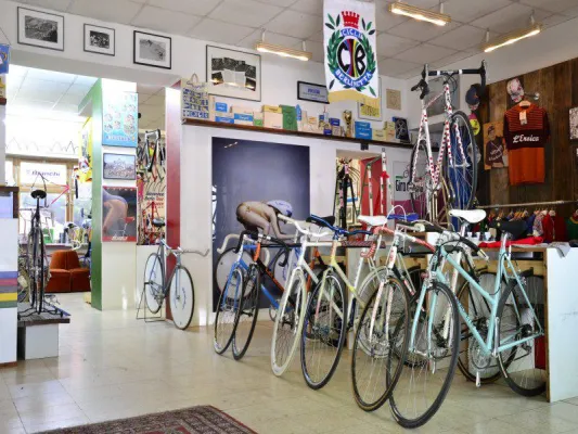 Bild: Exotischer Fahrradladen aus Berlin Prenzlauer Berg macht sich bereit fuer den Berliner Fruehling