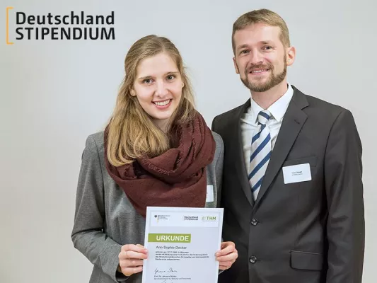 Bild: Artemis Augenklinik-Gruppe stiftet Deutschlandstipendium