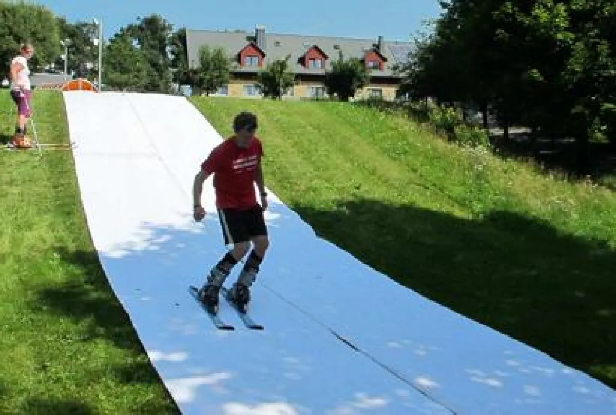 Test der textilen Piste per Alpinski