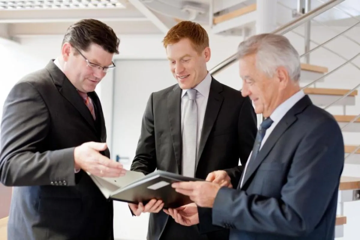 Freuen sich über den Zwischenerfolg: Matthias, Ulrich und Hermann Henneberger (von links)