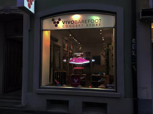 Die Zukunft des Einkaufens: Digitales Schaufenster jetzt auch im VIVOBAREFOOT Concept Store Freiburg Bild: Die Zukunft des Einkaufens: Digitales Schaufenster jetzt auch im VIVOBAREFOOT Concept Store Freiburg