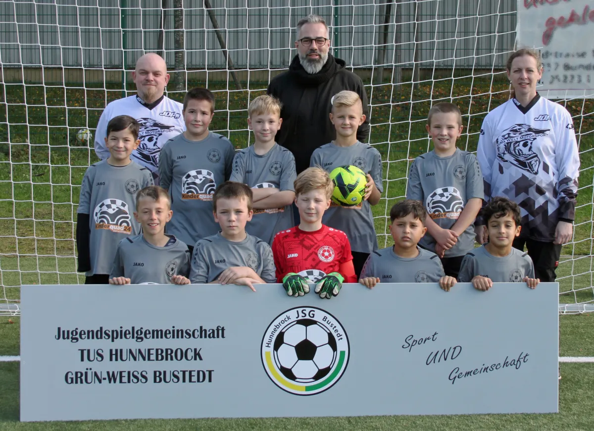 E2 Junioren JSG Hunnebrock Bustedt Saison 2022/2023 mit Trainer und Sponsoren (© KeMa Welt)