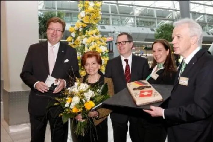 Bild: Marché International begrüßt die erste Grand Prix Siegerin Lys Assia am Düsseldorfer Airport
