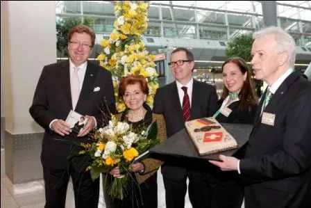 Marché International begrüßt die erste Grand Prix Siegerin Lys Assia am Düsseldorfer Airport Bild: Marché International begrüßt die erste Grand Prix Siegerin Lys Assia am Düsseldorfer Airport