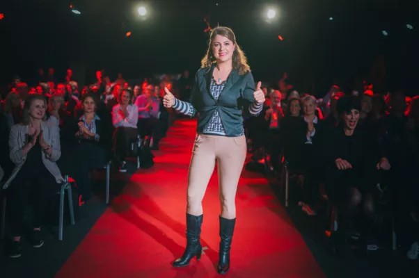 Bild: "Hol dir deine Power zurück!" Karin Prem gewinnt Award beim Speaker Slam, Masterhausen