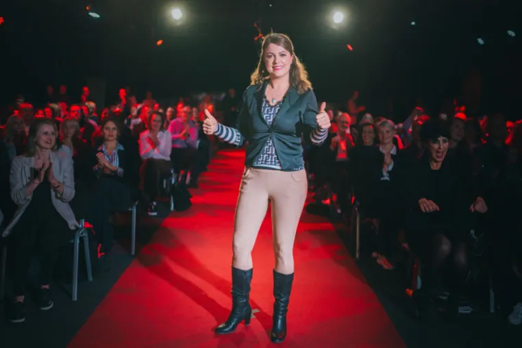Bild: "Hol dir deine Power zurück!" Karin Prem gewinnt Award beim Speaker Slam, Masterhausen