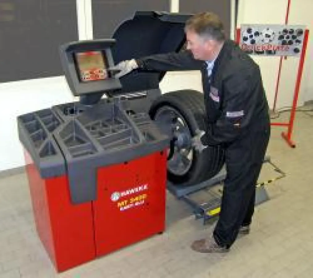 Peng! - und der Hund fällt um.