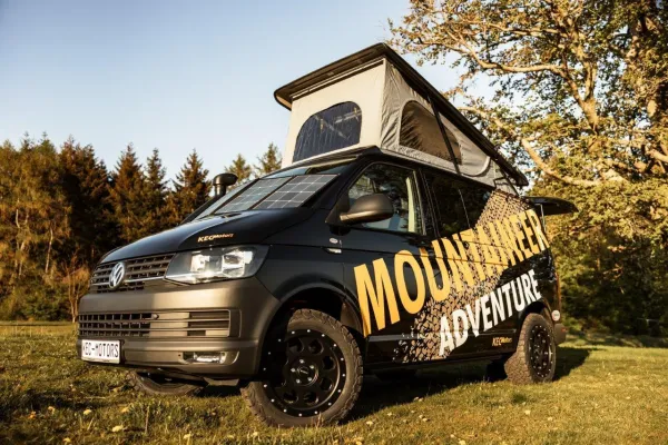 Bild: Das Camper-Abenteuer beginnt direkt neben der Straße – Mountaineer Adventure