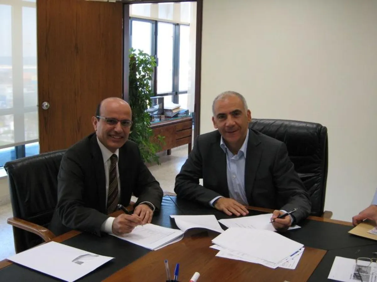 Der Präsident des Hafens Beirut, Herr Hassan Kraytem (re.) und INPLAN-Geschäftaführer Mohamad Itani bei der Vertragsunterzeichnung
