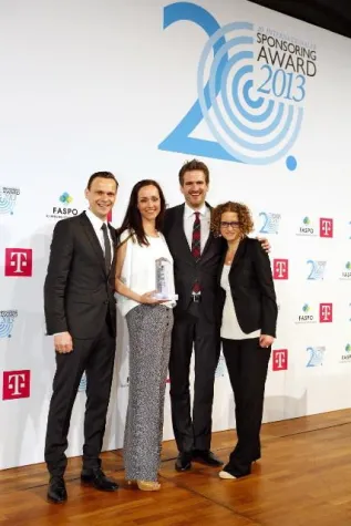 Bild: LEDAVI und Mercedes-Benz gewinnen Internationalen Sponsoring Award mit Fußball-Kampagne