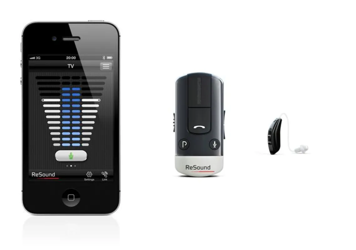 ReSound Verso™ (re.) sowie ReSound Unite™ Phone Clip+ (Mitte) und App (li.), Foto: ReSound