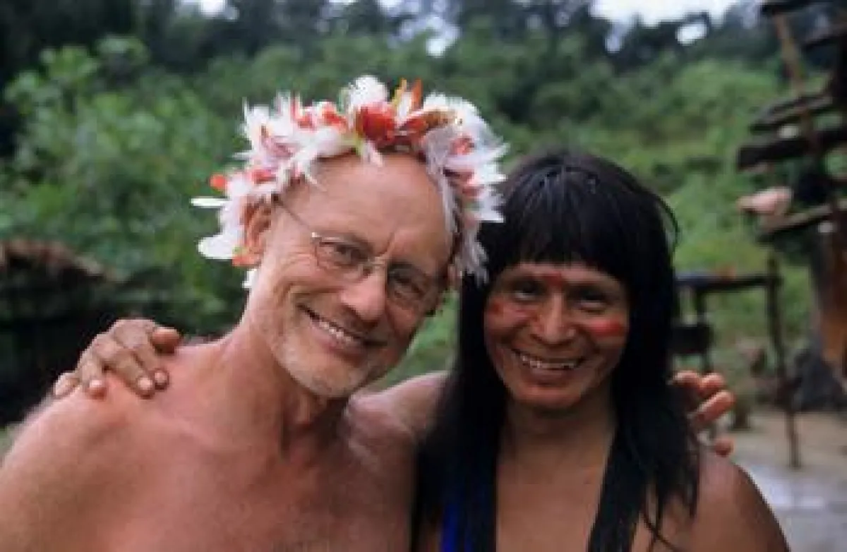 Rüdiger Nehberg mit einem Yanomami-Indianer