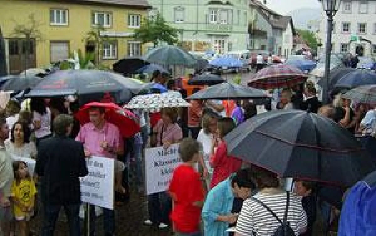 Über 200 Eltern und Schüler demonstrierten auf dem Marktplatz in Schömberg gegen die schlechte Schulpolitik