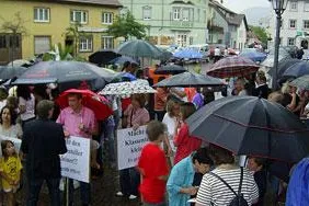 Bild: Ein Donnerwetter für bessere Schulbildung - der Himmel weinte mit den Demonstranten