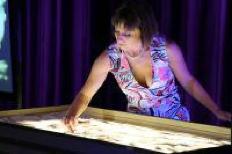 Unterhaltungskünstler verzaubert mit Showact auf Hochzeitsball Bild: Unterhaltungskünstler verzaubert mit Showact auf Hochzeitsball