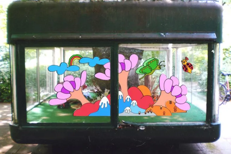 Bild: Biotop im Plattenbau - Berliner Künstlerin pflanzt Plastik-Garten in den Berliner Bezirk Wedding