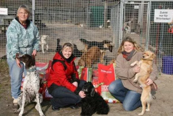 Hundefreunde haben gewählt und Mera Dog beschenkt vier Tierheime mit 1.500 kg Hundefutter. Bild: Hundefreunde haben gewählt und Mera Dog beschenkt vier Tierheime mit 1.500 kg Hundefutter.
