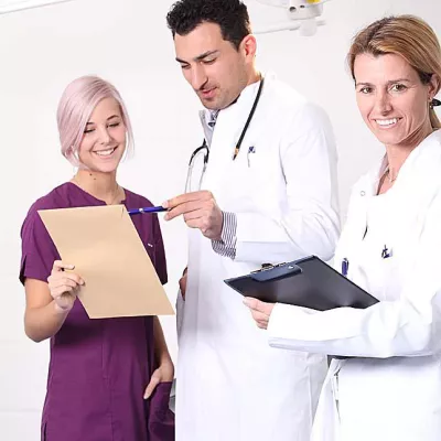 Bild: HAKRO:Das umfangreiche Textilprogramm für den Arzt und sein Team.