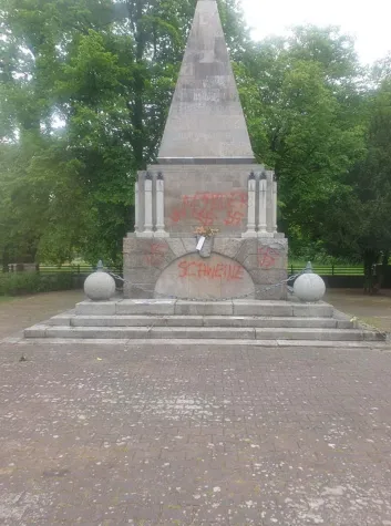 „Mörderschweine“ – Neonazis beschädigen Sowjetisches Ehrenmal in Berlin-Buch Bild: „Mörderschweine“ – Neonazis beschädigen Sowjetisches Ehrenmal in Berlin-Buch