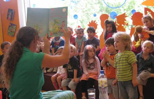 Bild: Da glänzen nicht nur die Augen: Kinder erleben Drachen beim Zähne putzen