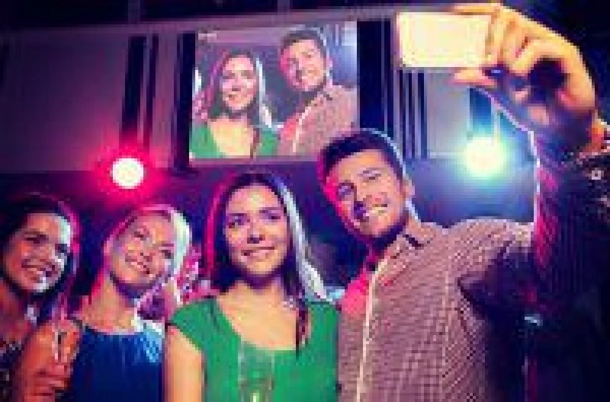Die eigenen Partyfotos vom handy live auf den Beamer posten - mit der interaktiven Selfiewall für Hochzeiten, Partys und Events