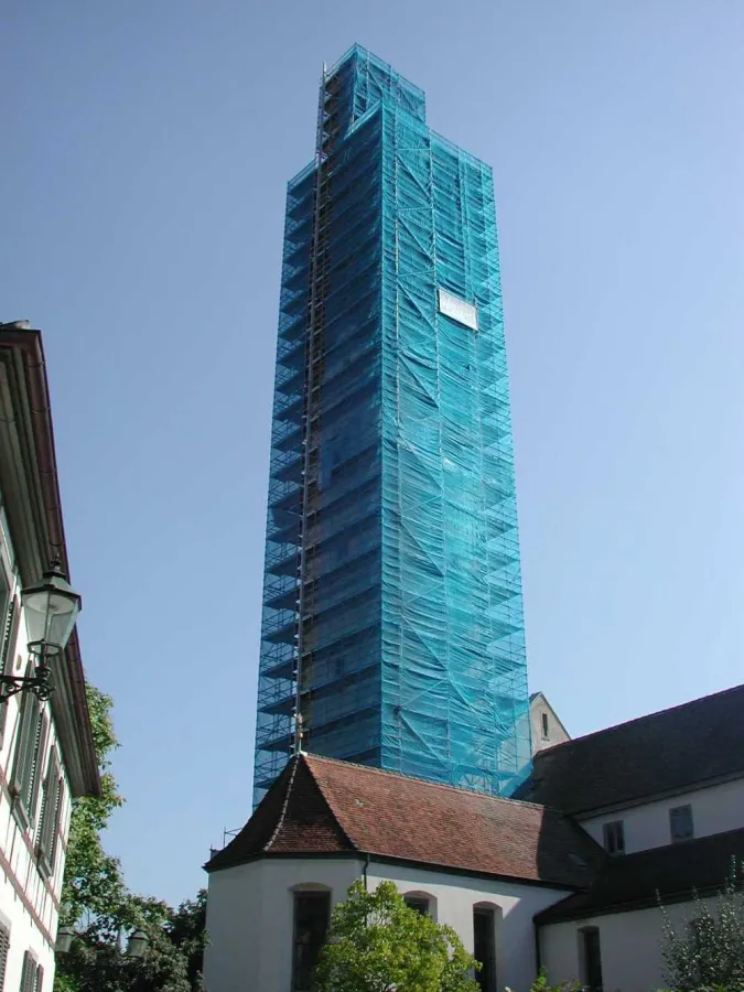Mit zweiundsiebzig Metern Höhe zählt der Kirchturm in Markdorf, Deutschland, zu den höchsten Projekten, die Pfeiffer Gerüstbau je eingerüstet hat.