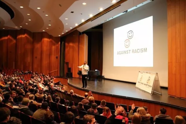 Bild: „2schneidig“ begeistert Berufsschüler in Arnsberg