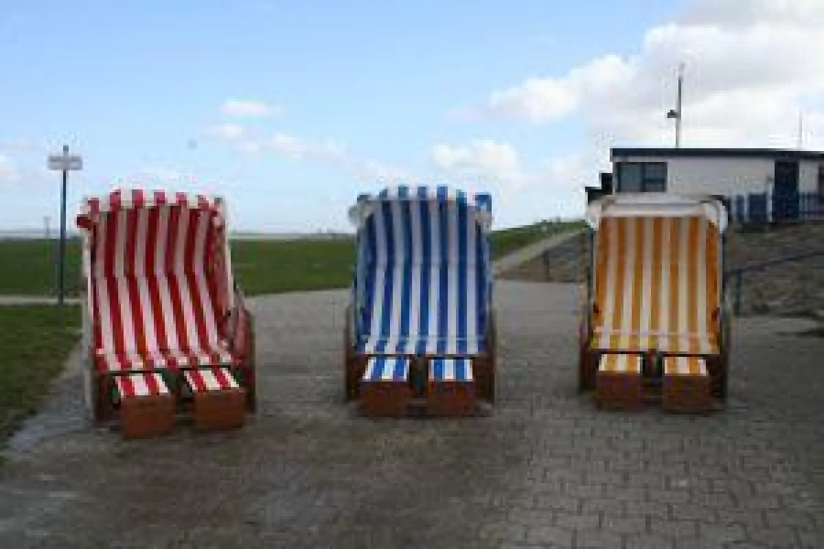 Die ersten Strandkörbe warten ab heute auf Ostergäste
