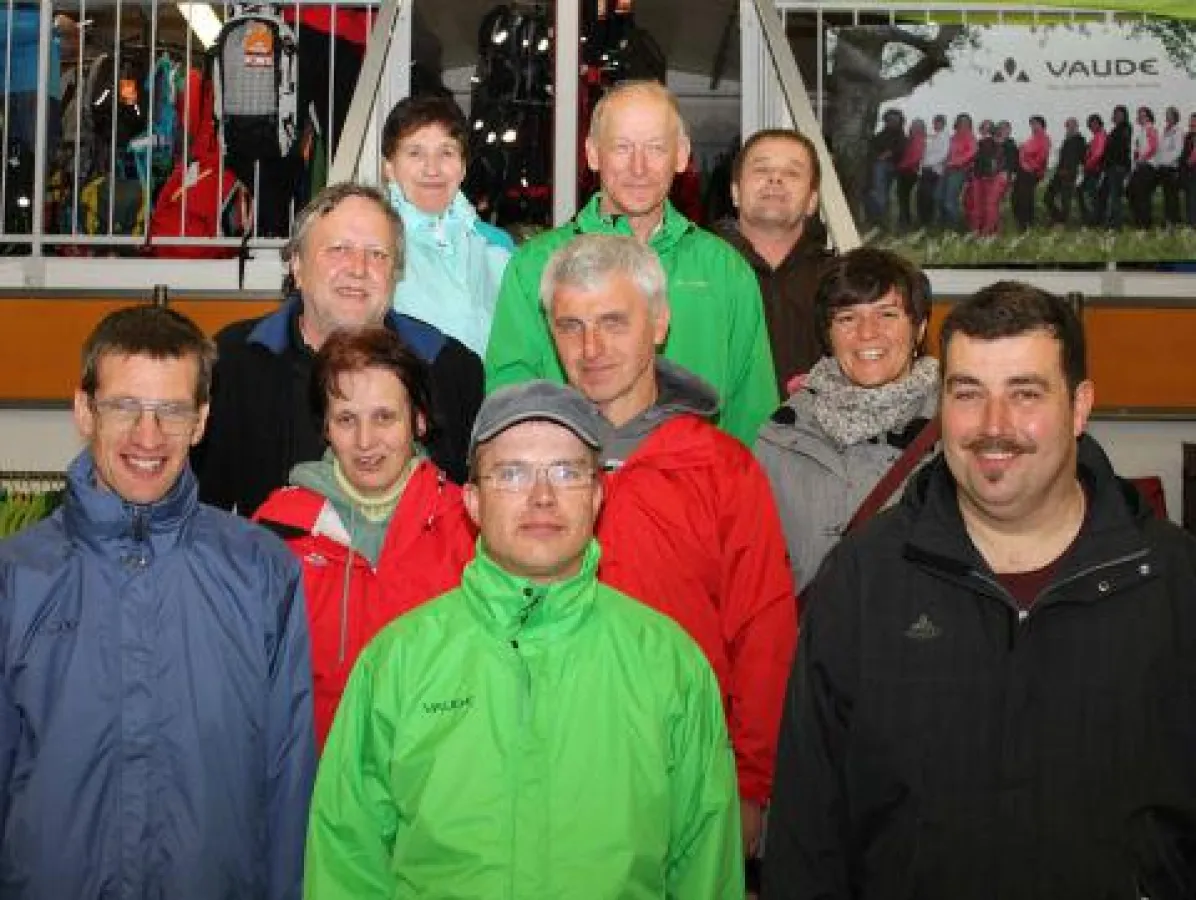 Ausgerüstet mit neuen VAUDE-Jacken: Die acht Wanderer der St. Gallus-Hilfe mit ihren Betreuern