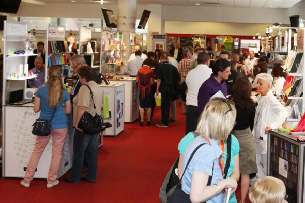 Auf der Hausmesse von dk Promotion in Nürnberg informieren 36 Aussteller über Werbeartikelideen.