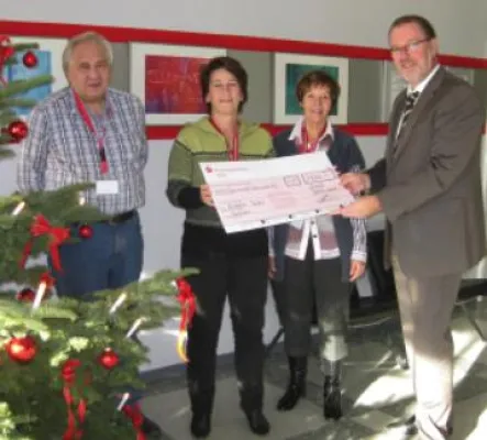 Bild: Alle Jahre wieder: DOM Sicherheitstechnik spendet für Brühler Tafel