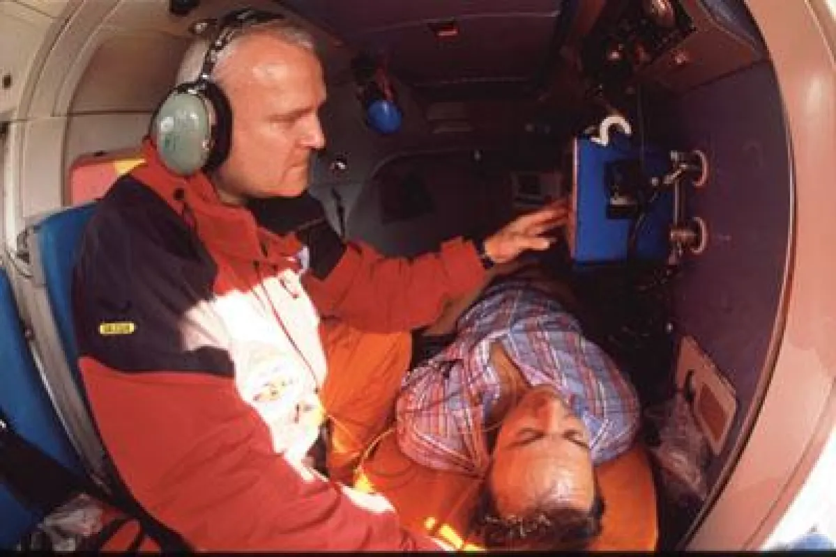 Notarzt  Dr. Tino Lorenz bei der Arbeit im Christoph 62, einer BK 117