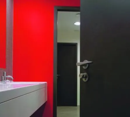 Bild: Eine für alles: Brandschutztür für Feuchträume. Live-Einbau für Handwerker und Planer im NetzwerkHolz Forum