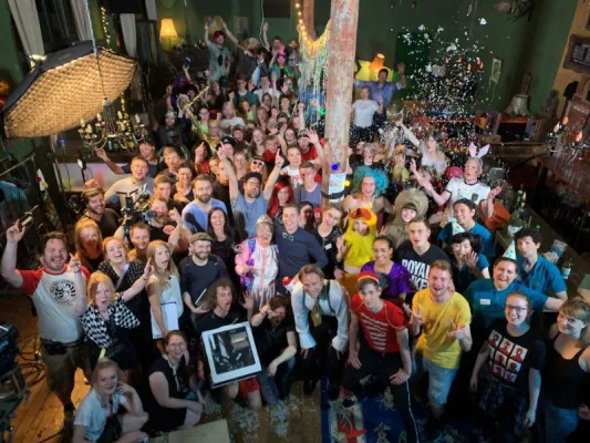 Bild: Regisseur Florian Arndt spricht über den aktuellen Dreh mit Bernhard Bettermann.