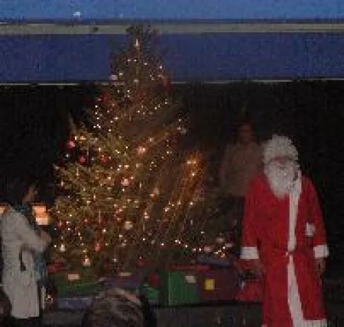 Bild: Schöne Bescherung in Wörth: Der Weihnachtsmann bringt Geschenke für Tafel-Kinder