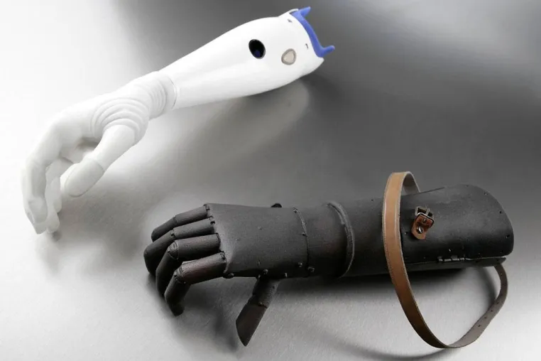 Bild: Von der Eisernen Hand zur Hightech-Prothese | Sonderausstellung „Hand_Werk“ im Science Center Medizintechnik