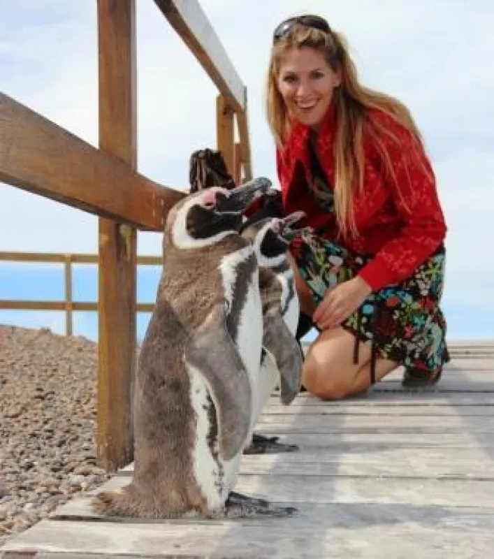 Endlich am Ziel ihrer Träume: Martina Schlaumeier trifft auf wild lebende Pinguine.