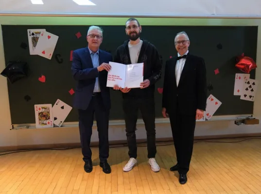 Bild: B. Eng. Christoph Beck erhielt an der TH Nürnberg den IfKom-Preis 2025