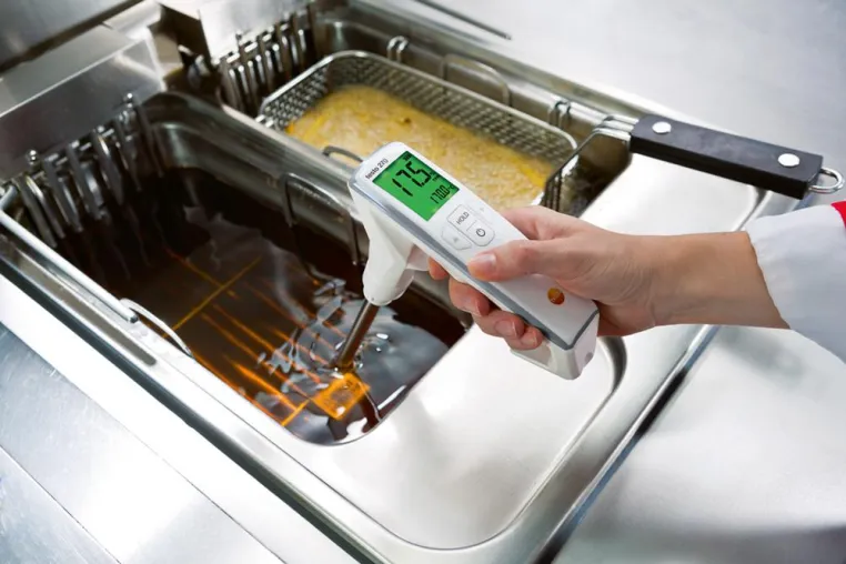 Bild: Weil jeder Tropfen kostbar ist: der neue Frittieröl-Tester testo 270