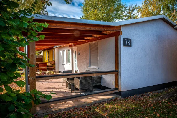 Bild: Naturnahe Auszeit mit modernem Komfort: Das „Kleine Haus am Stausee“ am Zeulenrodaer Meer
