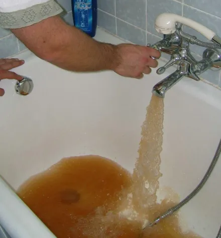 Bild: Wasserrohrbruch kostengünstig gebannt – geplagte Hausbesitzer atmen auf