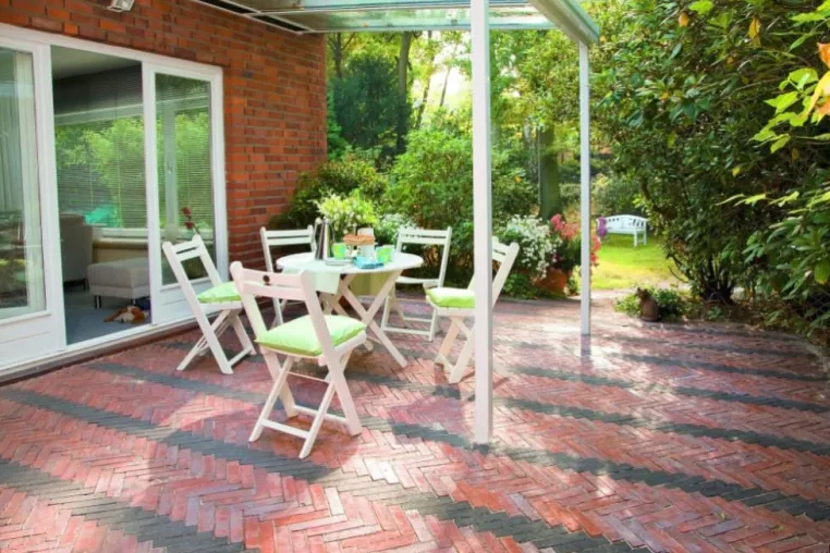 Bild: Inspirierende Terrassen-Ideen - Pflasterklinker in lebhaftem Fischgrät