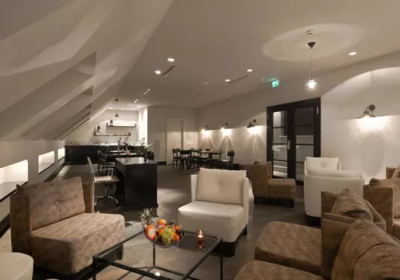 Bild: Executive Boarding Room eingerichtet: Lounge-Ambiente mit Dachterrassen-Zugang