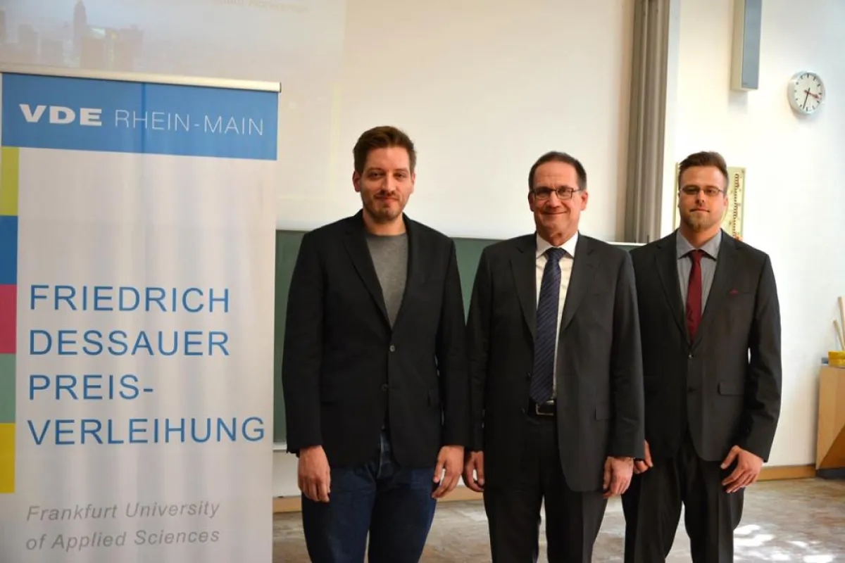 v.l.n.r.: Gregor Frick, Thomas Beiderwieden, stv. Vorsitzender VDE Rhein-Main, und Jerome Fietz.