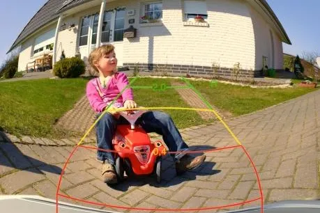 Sicheres Einparken und Rangieren im Urlaub: Video-Rückfahrsysteme bieten Rundum-Sicherheit Bild: Sicheres Einparken und Rangieren im Urlaub: Video-Rückfahrsysteme bieten Rundum-Sicherheit