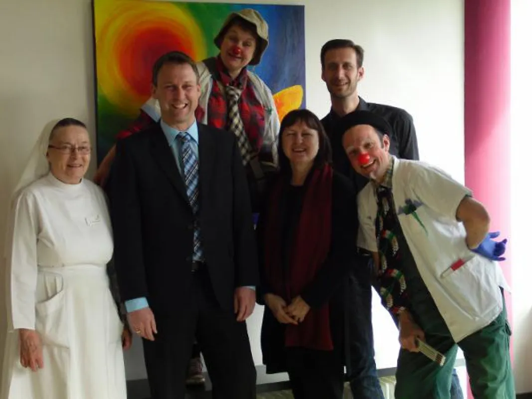 Die Spendenübergabe mit „Dr. Rosa Socke“ und „Dr. Pipo“