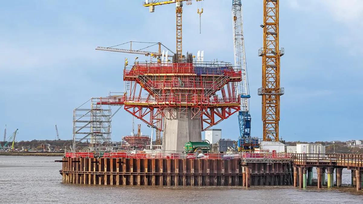 Mit horizontal eingesetzten SB Stützbockeinheiten wurden großzügige Arbeitsebenen gebildet.